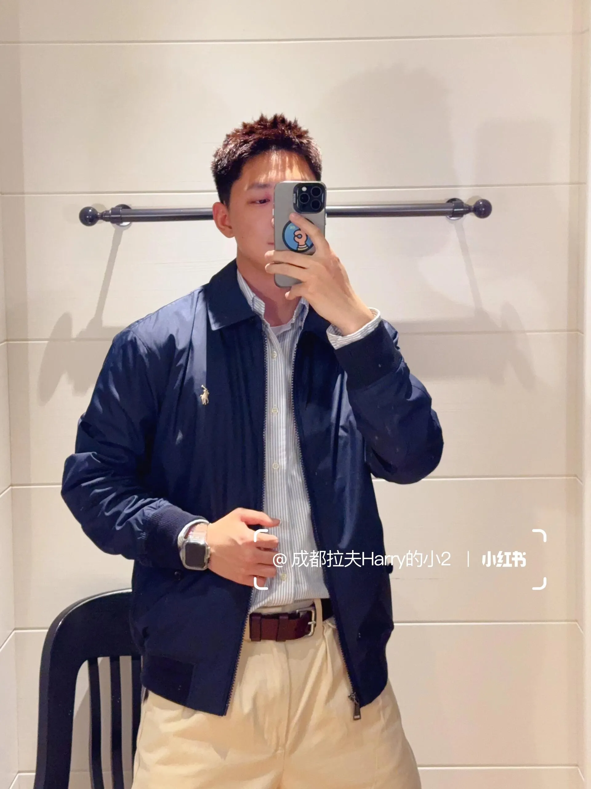 P306 💰Ralph Lauren/Ralph Lauren American vintage classic lapel retro waterproof jacket. Classic design. Timeless classic. The cotton fabric is thick and wide, showing a sense of vintage. The collar and cuffs are decorated with colorful plaid. It looks good on both men and women. It is comfortable and comfortable to wear. Mainly relaxed retro YYDS. One piece for both men and women. An indispensable piece for autumn and winter. The hottest jacket at the moment. One hundred percent cotton twill is thick and thick, ⚠️correctly spaced red and green plaid lining, imported high-density embroidery. The Harrington jacket has a loose fit, is short and fat, and is super versatile. It is a clean fit and is suitable for both men and women. Color: Khaki Navy Black Size: M-XXL Size Length Bust Sleeve Length Shoulder Width M 67 110 61 L 68 114 62 XL 70 118 63 2XL 72 122 64